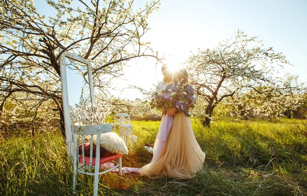 Vakkert Kjærlig Par Blomstrende Hagene Bryllupskonsept Flott Solnedgangslys Vakre Nygifte – stockfoto