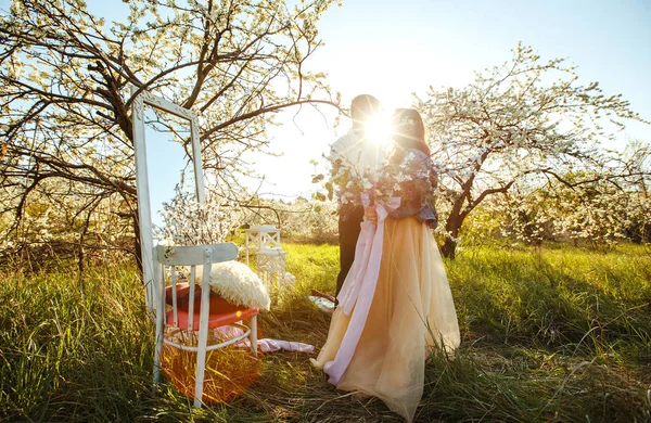 Vakkert Kjærlig Par Blomstrende Hagene Bryllupskonsept Flott Solnedgangslys Vakre Nygifte – stockfoto