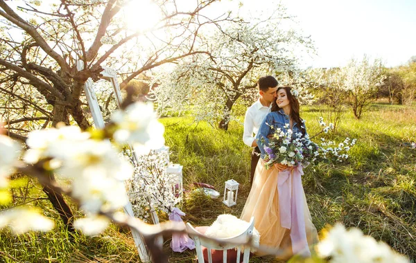 咲く庭園で美しい愛情のあるカップル 結婚式のコンセプト 素晴らしい夕日の光 素敵な新婚夫婦 — ストック写真