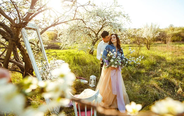 Çiçek Açan Bahçelerde Güzel Sevgi Dolu Bir Çift Düğün Konsepti — Stok fotoğraf