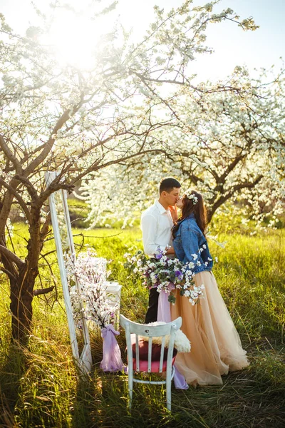 咲く庭園で美しい愛情のあるカップル 結婚式のコンセプト 素晴らしい夕日の光 素敵な新婚夫婦 — ストック写真