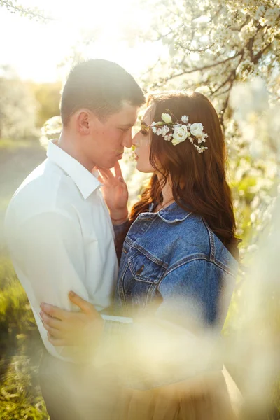 Schönes Liebespaar Den Blühenden Gärten Hochzeitskonzept Tolles Sonnenuntergangslicht Reizendes Brautpaar — Stockfoto