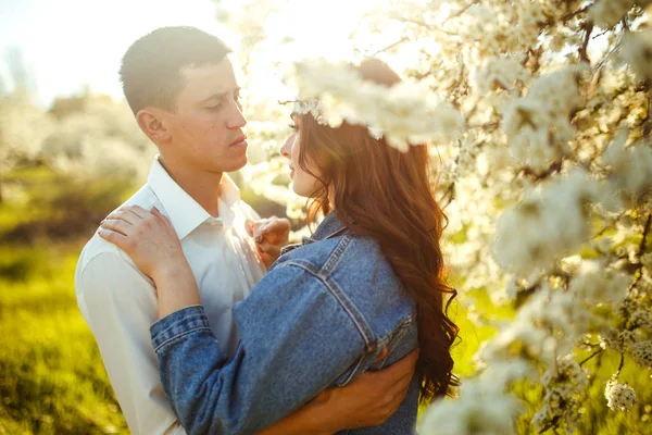 Schönes Liebespaar Den Blühenden Gärten Hochzeitskonzept Tolles Sonnenuntergangslicht Reizendes Brautpaar — Stockfoto