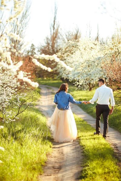 咲く庭園で美しい愛情のあるカップル 結婚式のコンセプト 素晴らしい夕日の光 素敵な新婚夫婦 — ストック写真