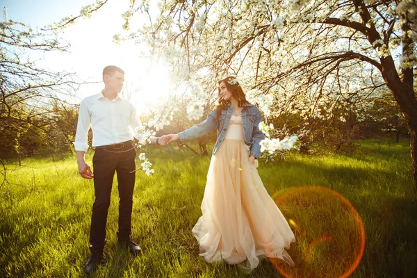 美丽的爱夫妇在盛开的花园 婚礼理念 伟大的日落光 可爱的新婚夫妇 — 图库照片