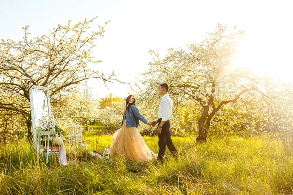 咲く庭園で美しい愛情のあるカップル 結婚式のコンセプト 素晴らしい夕日の光 素敵な新婚夫婦 — ストック写真