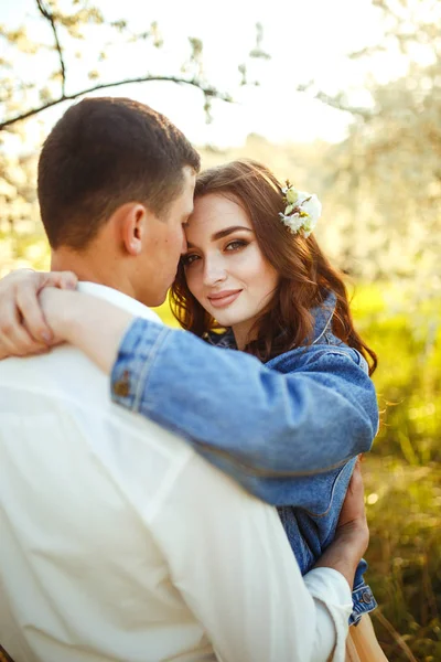 Beau Couple Amoureux Dans Les Jardins Fleuris Concept Mariage Belle — Photo