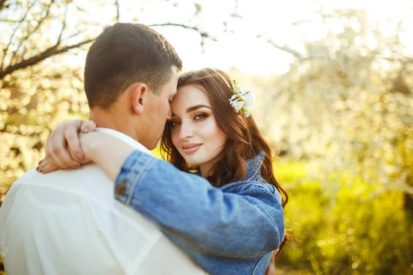 Vackert Kärleksfullt Par Blommande Trädgårdar Bröllop Koncept Fantastisk Solnedgång Ljus — Stockfoto