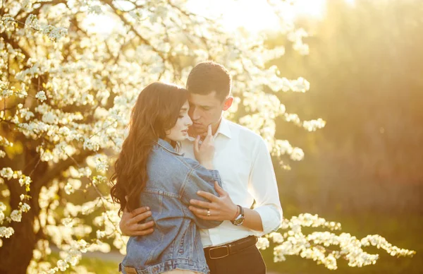 Schönes Liebespaar Den Blühenden Gärten Hochzeitskonzept Tolles Sonnenuntergangslicht Reizendes Brautpaar — Stockfoto