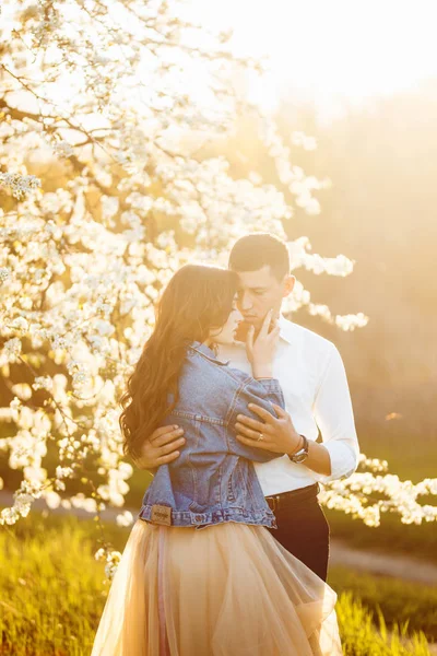 Belo Casal Amoroso Nos Jardins Floridos Conceito Casamento Grande Luz — Fotografia de Stock