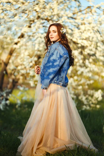 아름다운 신부의 초상화 컨셉이요 결혼식이네요 파란색 재킷을 드레스를 있어요 꽃피는 — 스톡 사진
