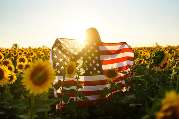 Vacker Flicka Med Den Amerikanska Flaggan Solrosfält Juli Fjärde Juli — Stockfoto