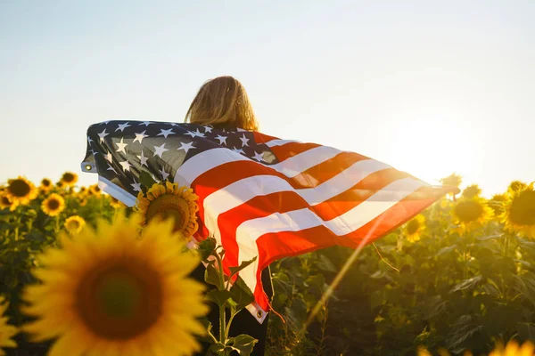 Красива Дівчина Американським Прапором Соняшниковій Області Липня Четверте Липня Свободи — стокове фото