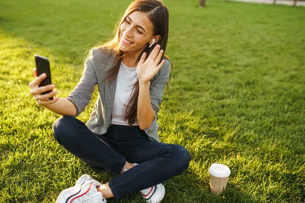 Imagen Una Hermosa Mujer Elegante Sentada Sobre Hierba Verde Con —  Fotos de Stock