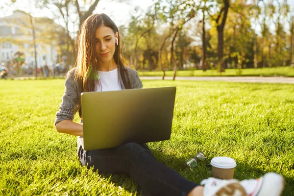 Imagen Una Hermosa Mujer Elegante Sentada Sobre Hierba Verde Con —  Fotos de Stock