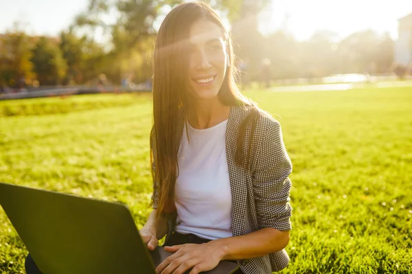 Imagen Una Hermosa Mujer Elegante Sentada Sobre Hierba Verde Con —  Fotos de Stock