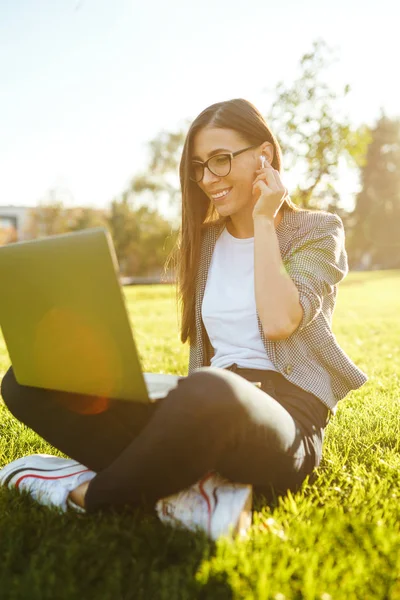 Imagen Una Hermosa Mujer Elegante Sentada Sobre Hierba Verde Con —  Fotos de Stock