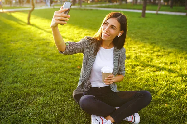 Hora Tirar Selfie Imagem Mulher Bonita Elegante Sentado Grama Verde — Fotografia de Stock