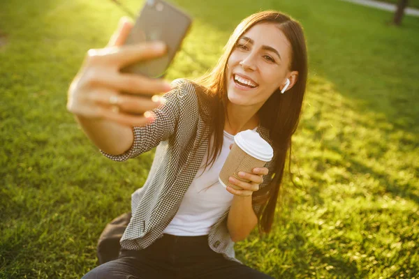 Hora Tirar Selfie Imagem Mulher Bonita Elegante Sentado Grama Verde — Fotografia de Stock