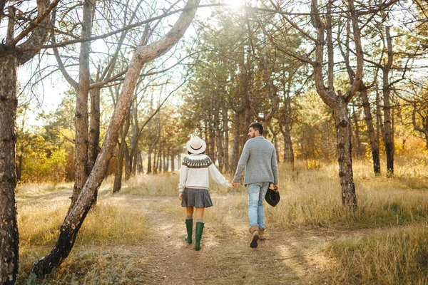 Härligt Hipsterpar Som Tittar Varandra Par Bär Vackra Hattar Och — Stockfoto