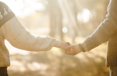 Güzel hipster çift birbirlerine bakıyor. Güzel şapkalar ve kazaklar giyen bir çift. Yaşam tarzı, parkta güneşli bir günde iki oyun mutlu çift. Gençlik, sevgi ve yaşam tarzı kavramı. Sonbaharda gün batımı 