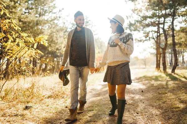 Härligt Hipsterpar Som Tittar Varandra Par Bär Vackra Hattar Och — Stockfoto