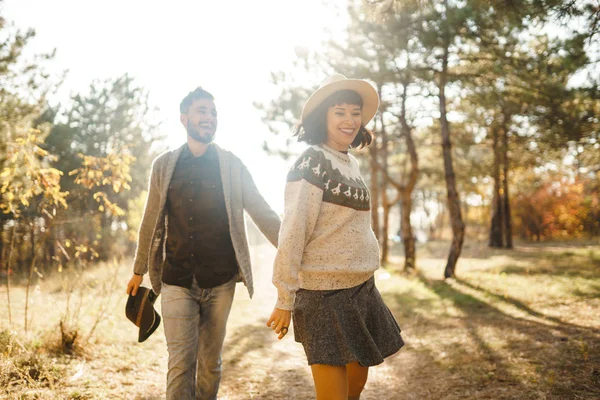 Härligt Hipsterpar Som Tittar Varandra Par Bär Vackra Hattar Och — Stockfoto