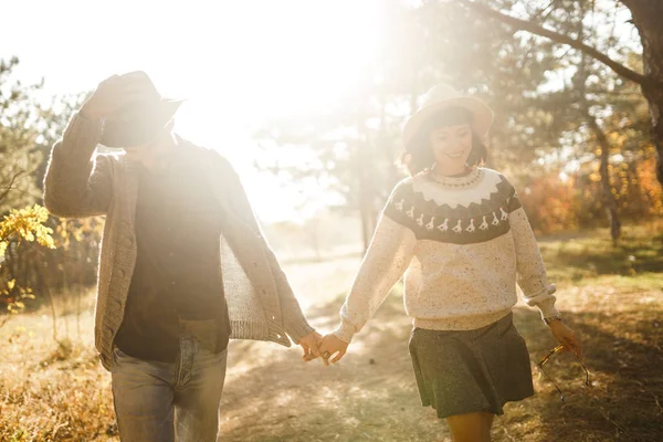 Härligt Hipsterpar Som Tittar Varandra Par Bär Vackra Hattar Och — Stockfoto