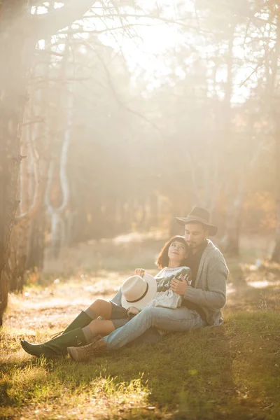 사랑스러운 힙스터 부부는 서로를 아름다운 모자와 스웨터를 라이프 스타일 공원에서 — 스톡 사진