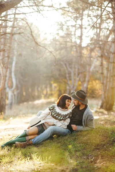 Lindo Casal Hipster Olhar Para Outro Casal Usando Bonés Bonitos — Fotografia de Stock