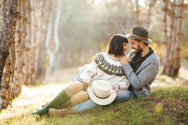 可爱的时髦夫妇看着对方 一对夫妇戴着漂亮的帽子和毛衣 生活方式 幸福的两对夫妇在阳光明媚的日子在公园里玩耍 爱情和生活方式的概念 秋天的日落 — 图库照片