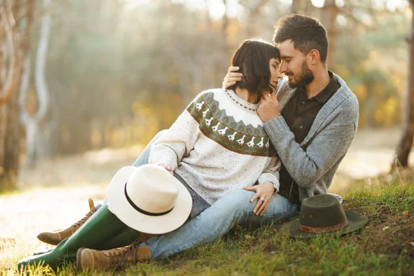 可爱的时髦夫妇看着对方 一对夫妇戴着漂亮的帽子和毛衣 生活方式 幸福的两对夫妇在阳光明媚的日子在公园里玩耍 爱情和生活方式的概念 秋天的日落 — 图库照片