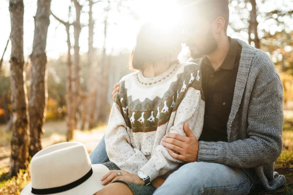 Una Bella Coppia Hipster Che Guarda Coppia Che Indossa Bellissimi — Foto Stock