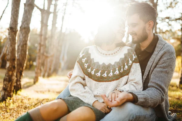 可爱的时髦夫妇看着对方 一对夫妇戴着漂亮的帽子和毛衣 生活方式 幸福的两对夫妇在阳光明媚的日子在公园里玩耍 爱情和生活方式的概念 秋天的日落 — 图库照片