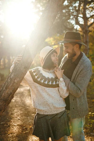 Urocza Para Hipster Patrząc Siebie Para Ubrana Piękne Kapelusze Swetry — Zdjęcie stockowe