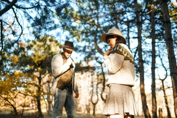 Härligt Hipsterpar Som Tittar Varandra Par Bär Vackra Hattar Och — Stockfoto