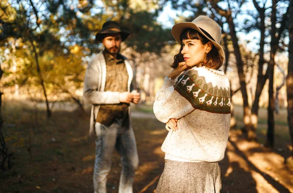 Urocza Para Hipster Patrząc Siebie Para Ubrana Piękne Kapelusze Swetry — Zdjęcie stockowe