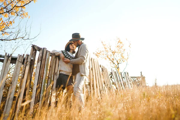 Lindo Casal Hipster Olhar Para Outro Casal Usando Bonés Bonitos — Fotografia de Stock