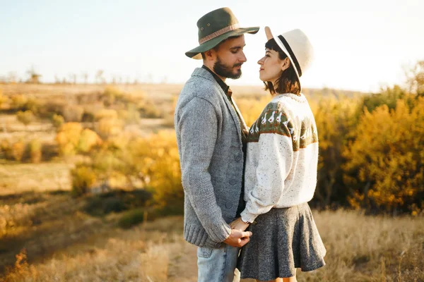 Härligt Hipsterpar Som Tittar Varandra Par Bär Vackra Hattar Och — Stockfoto