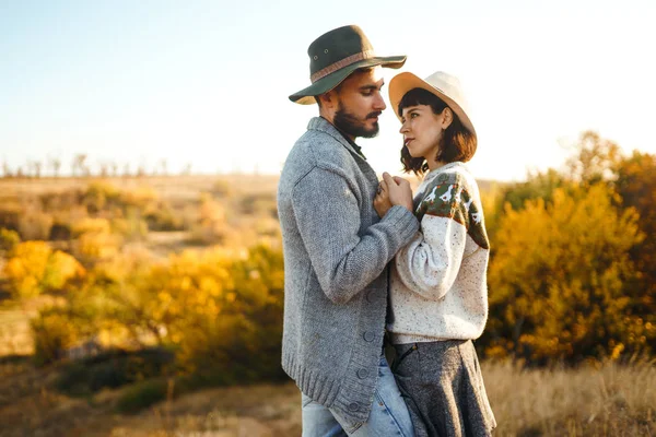Lovely Hipster Couple Looking Each Other Couple Wearing Beautiful Hats — Stock Photo, Image