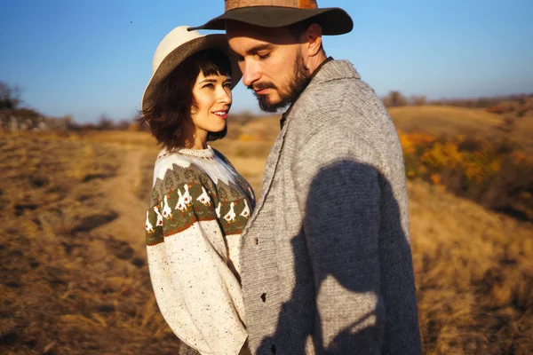 Mooie Hipster Paar Kijken Naar Elkaar Paar Het Dragen Van — Stockfoto