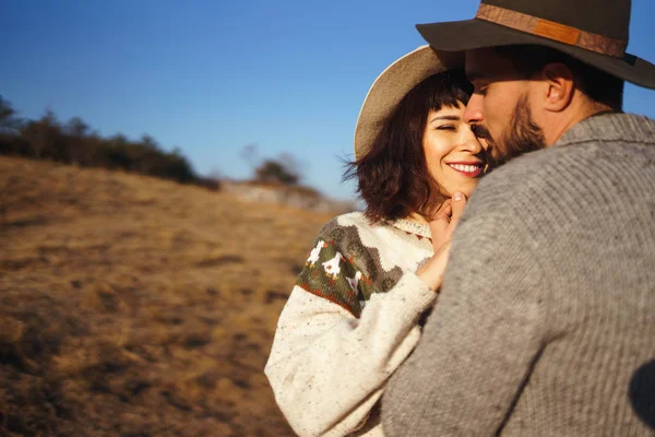 Lindo Casal Hipster Olhar Para Outro Casal Usando Bonés Bonitos — Fotografia de Stock