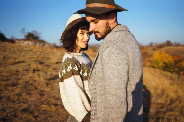 Mooie Hipster Paar Kijken Naar Elkaar Paar Het Dragen Van — Stockfoto