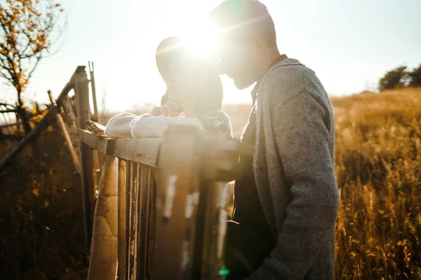 Lindo Casal Hipster Olhar Para Outro Casal Usando Bonés Bonitos — Fotografia de Stock