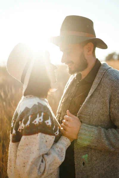 Güzel Hipster Çift Birbirlerine Bakıyor Güzel Şapkalar Kazaklar Giyen Bir — Stok fotoğraf