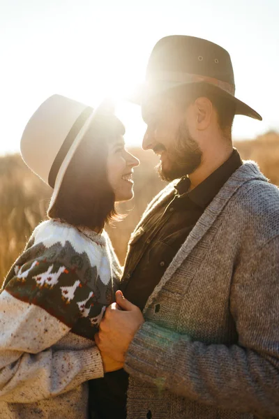 Härligt Hipsterpar Som Tittar Varandra Par Bär Vackra Hattar Och — Stockfoto