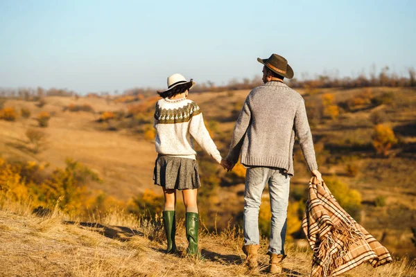 Lindo Casal Hipster Olhar Para Outro Casal Usando Bonés Bonitos — Fotografia de Stock