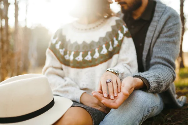 Härligt Hipsterpar Som Tittar Varandra Par Bär Vackra Hattar Och — Stockfoto