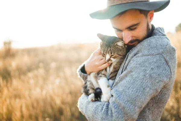 Hermoso Joven Hipster Con Gato Tipo Con Bigote Una Hermosa —  Fotos de Stock