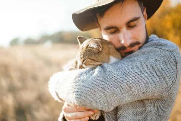 Mooie Jonge Hipster Met Een Kat Een Man Met Een — Stockfoto